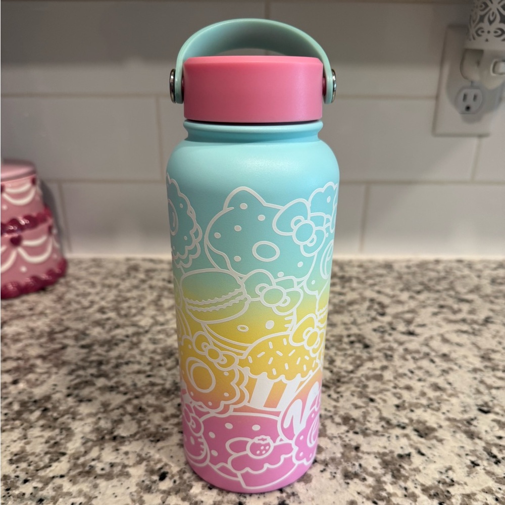 VGUC Hello Kitty Cafe Exclusive 32 oz Bottle